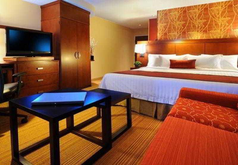 Courtyard Marriott Houston Pearland Hotel Room photo